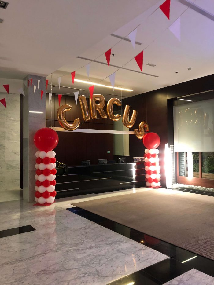 Arco de 2 columnas y globos letras foil