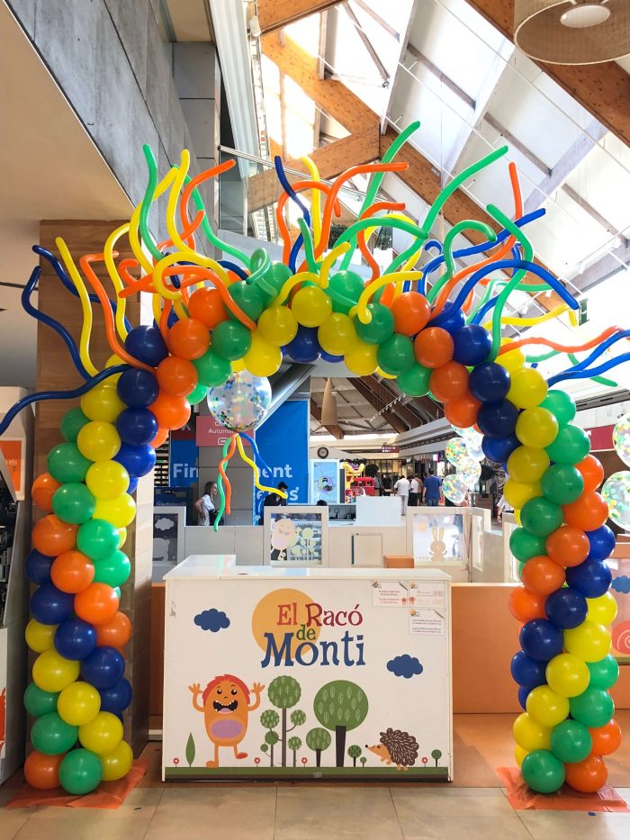 Arco de globos decorado con globoflexia