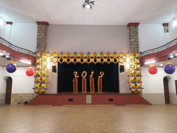 Decoración de escenario para fin de año.