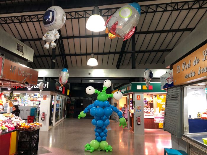 figura extraterrestre realizada con globos