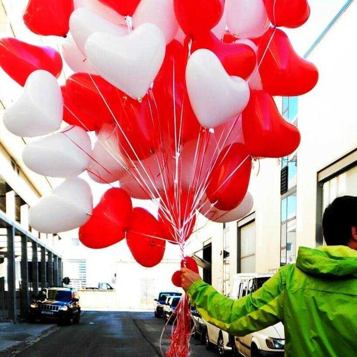 corazones con globos de helio