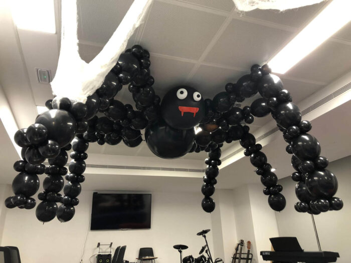 Figura araña decoración con globos Halloween