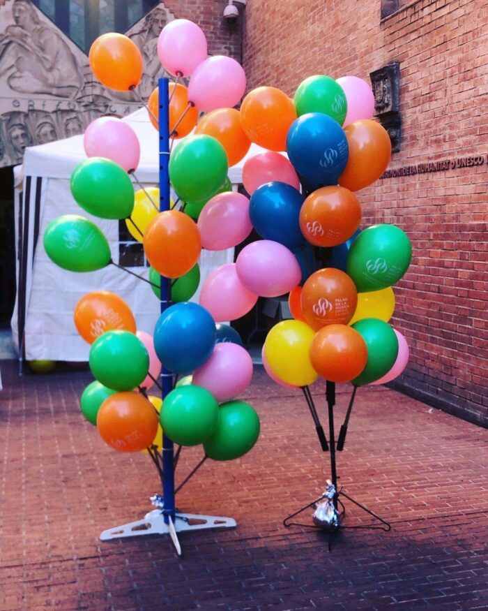 globos personalizados impresos y inflado con aire y varillas de cartón